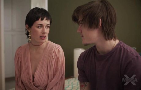 Утро начинается не с кофе: MILF-мамочка в колготках соблазняет стеснительного пасынка и лишает его девственности! Мачеха и пасынок с русской озвучкой!
