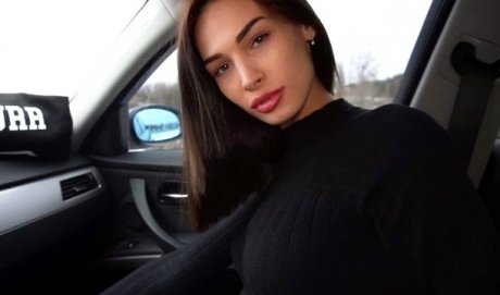 Без денег, но с шикарной внешностью: русская милашка расплачивается с водителем минетом за поездку