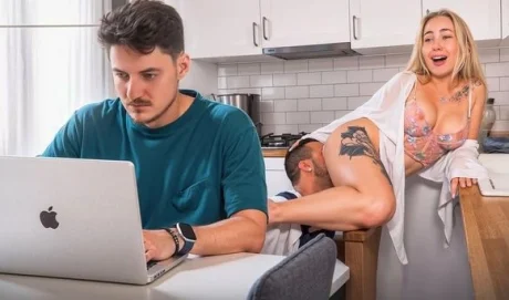 Кухня, куколд и горячий трах прямо под носом! Муж оказался слишком занят, и отказался замечать, как его жену ебут прямо за спиной!